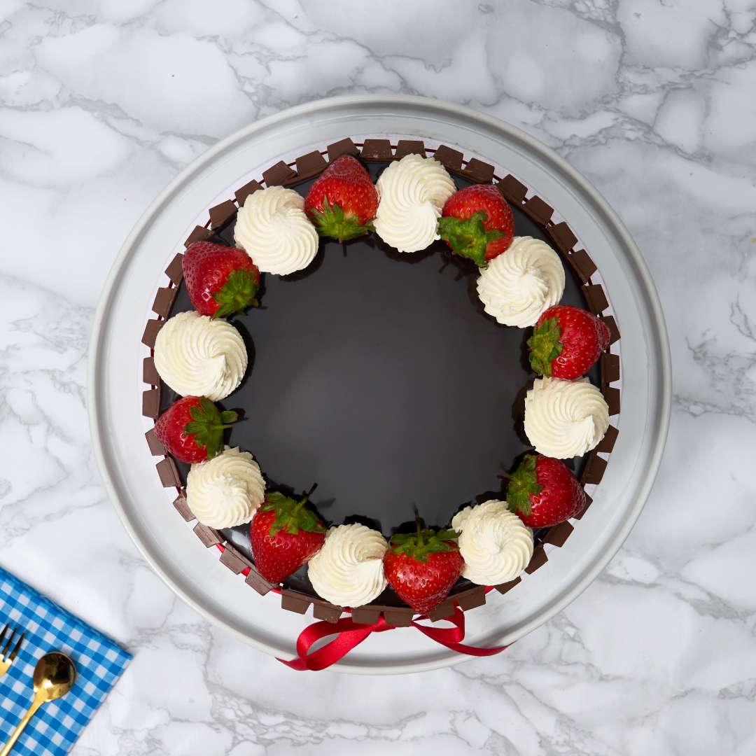 Round KitKat Cake