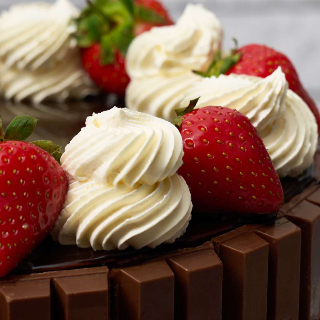 Round KitKat Cake