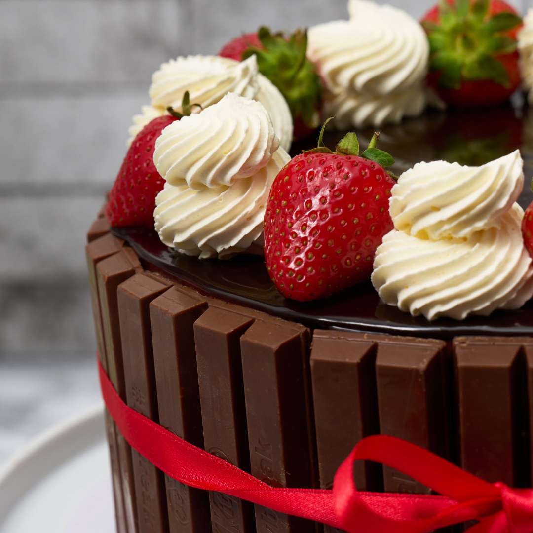 Round KitKat Cake