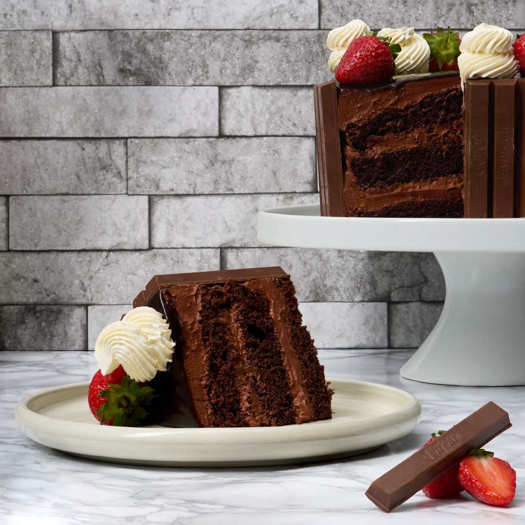 Round KitKat Cake